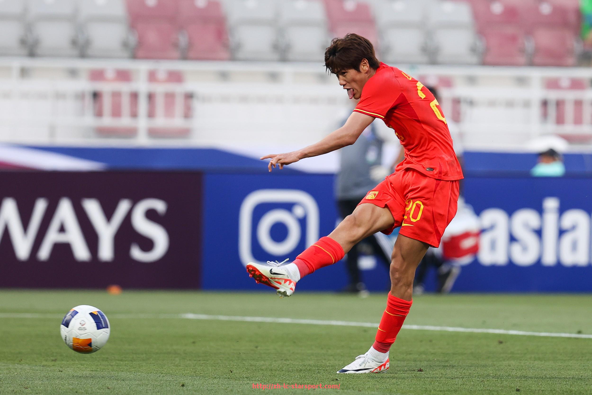 星空体育app-英超最帅球员之一吉鲁的职业生涯与高光时刻