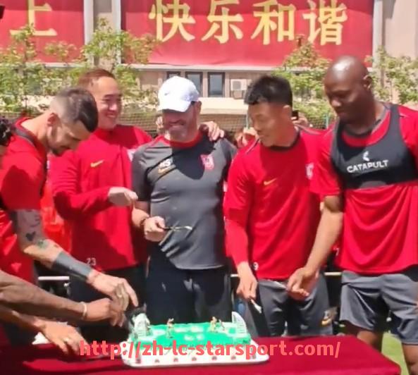 星空体育app-世俱杯官方吉祥物设计演变历程与形象变化解析